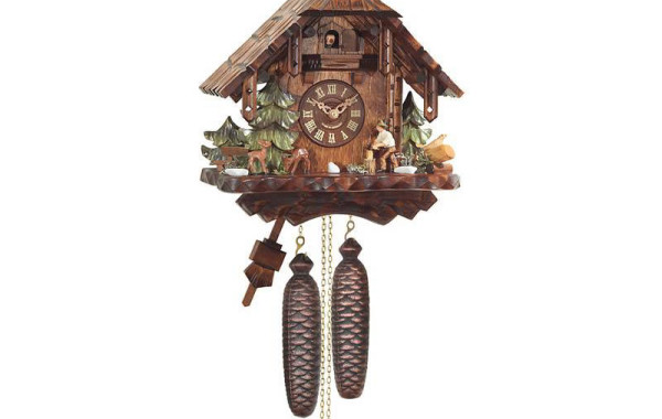 Orologio a Cucu’ con chalet rustico e taglialegna